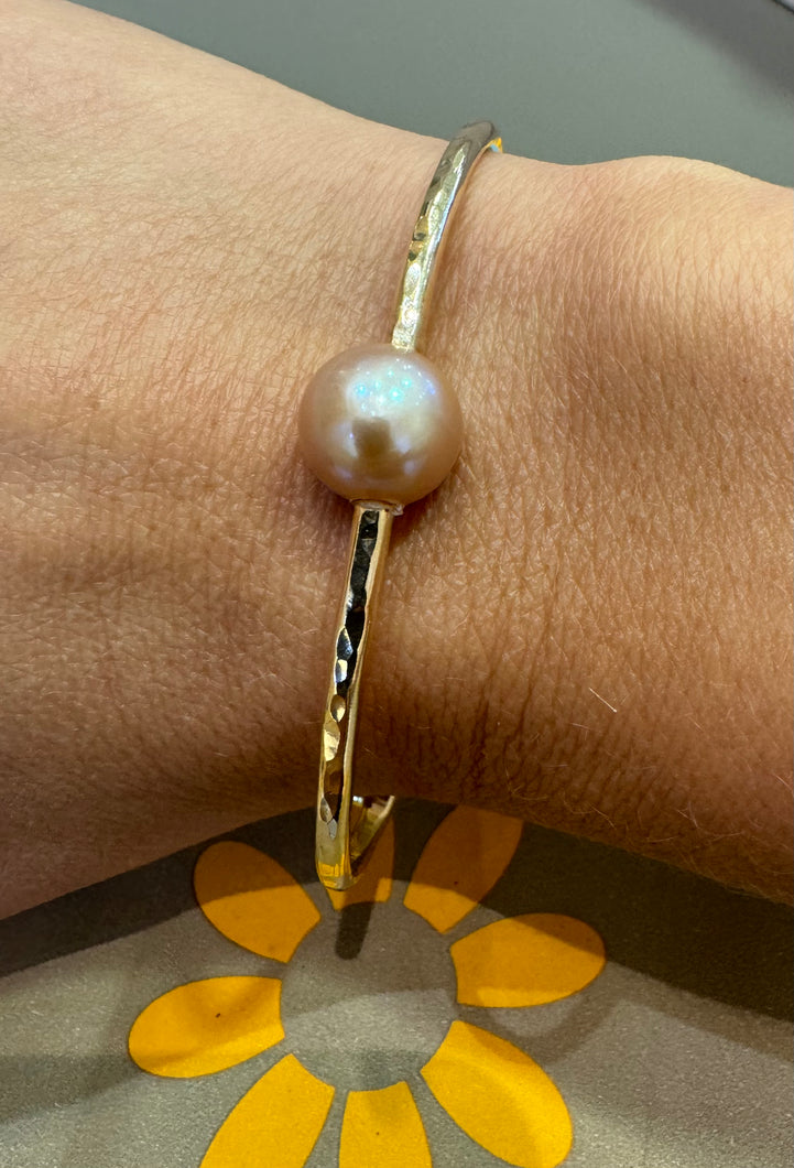 Gold Bangle with Pink Edison Pearl | B43h
